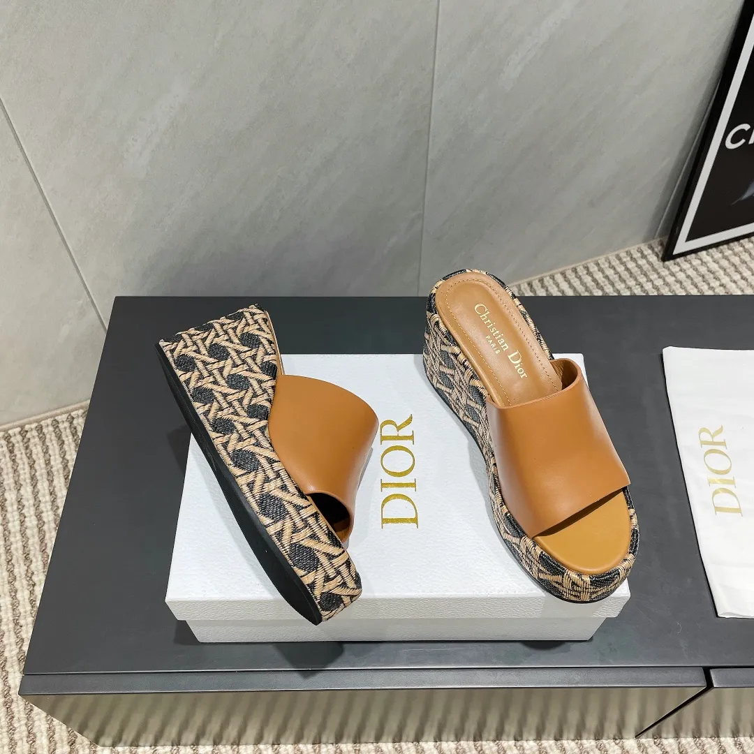👟👟Ex-factory price 540👟👟 (Top version) Dior 25ss new summer high version sandals. [Round-toe thick-soled sandals] Simple and super versatile. Perfect and luxurious on the feet, can be matched with spring and summer clothes. The foot feels even more comfortable! The material is a perfect replica of the original version. Original disassembly and molding. ❶Material: original customized cowhide ❷Inner lining: original customized sheepskin ❸Feet: original customized sheepskin ❹Outsole: original non-slip slope heel outsole ❺Heel height: 9cm ❻Packaging: original full set of packaging ❼Number of yards: 36-39 (40.41. Customization is not returnable) ☀Color: Official website updated simultaneously